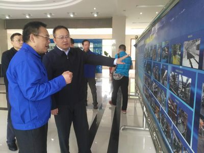 黃石市委副書記、市長吳錦，市政府黨組成員、辦公室主任張育英在下陸區(qū)區(qū)長郭波的陪同下蒞臨公司調(diào)研